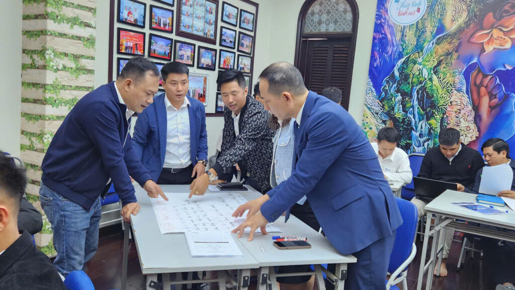NLP trong phát triển bản thân được thực hành trong lớp học NLP